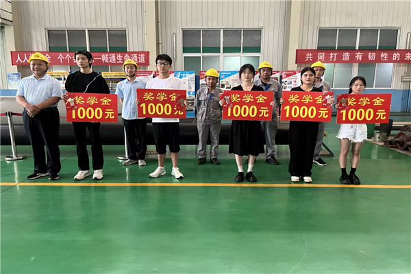 濟南天盟熱噴塗公司是一家關注員工和學生福利企業，不僅致力於技術的傳承，更關注著學生的成長和發展。在公司董事長的關懷下，不僅提供了1000元的企業學生援助，還為學生們提供了溫暖的幫助和支持。  濟南天盟董事長薛雲領上台致辭，考上大學是人生關鍵轉折點，也是一個新的起點。集團公司非常關心職工子弟的健康成長，多年來一直用愛心助學的方式，幫助集團內員工的子女順利完成學業，為社會培育人才，為職工解決後顧之憂。在公司董事長的致辭中，他強調了企業的社會責任和對員工和學生的關愛。他表示，企業不僅要在技術和產業上不斷創新，更要關注員工和學生的成長。因此，公司決定設立了1000元的企業學生援助，幫助學生順利完成學業。這一舉措得到了員工和學生的一致好評，也展現了濟南天盟熱噴塗公司作為一家關愛型企業的形象。   愛心企業助學-濟南天盟.jpg  同時一位優秀的學生代表分享了自己的成長故事。他表示，在濟南天盟熱噴塗公司的關懷下，他得到了不僅是物質上的幫助，更是精神上的支持。他感謝公司為他提供的學習機會和成長平台，讓他能夠更好地發展自己的技能和能力。表示自己將努力學習，將來也會回報社會，傳承企業的關愛精神。  愛心企業助學-濟南天盟..jpg  濟南天盟熱噴塗公司作為一家關愛學生的企業，不僅在技術和產業上有著卓越的表現，更在關愛員工和學生方麵樹立了良好的榜樣。他們的舉措不僅體現了企業的社會責任，更展現了企業的人文關懷。通過這樣的舉措，濟南天盟熱噴塗公司為更多的企業樹立了良好的榜樣，也為學生提供了更多的成長機會。  在未來，希望更多的企業能夠關注員工和學生的成長，傳承企業的關愛精神，為社會的發展貢獻自己的力量。讓麻豆精品视频共同努力，讓關愛之心在企業和社會中傳遞，讓更多的學生能夠得到幫助和支持，共同創造美好的未來。   愛心企業助學-濟南天盟.jpg.jpg
